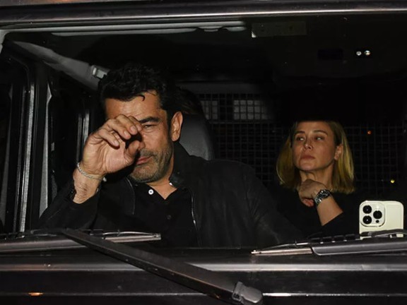 Şoförü muhabirlerin üzerine araba sürdü!